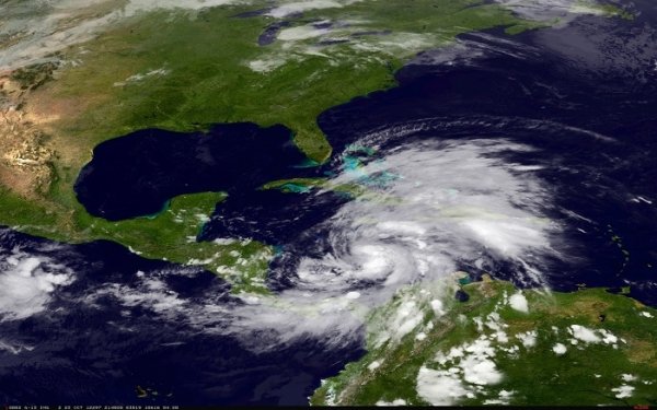 Uraganul Sandy &quot;mătură&quot; Cuba, urmează Bahamas şi Statele Unite