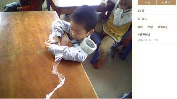 IMAGINI REVOLTĂTOARE. Educatoarea care îşi arunca elevii la coş, sau îi bătea cu făraşul în cap 174679