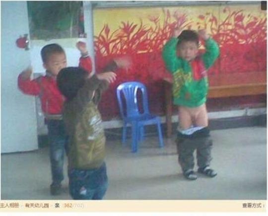 IMAGINI REVOLTĂTOARE. Educatoarea care îşi arunca elevii la coş, sau îi bătea cu făraşul în cap 174682