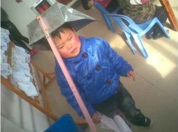 IMAGINI REVOLTĂTOARE. Educatoarea care îşi arunca elevii la coş, sau îi bătea cu făraşul în cap 174684