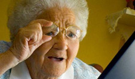 Are 105 ani şi este fascinată de internet. Ea este cea mai bătrână utilizatoare a Facebook