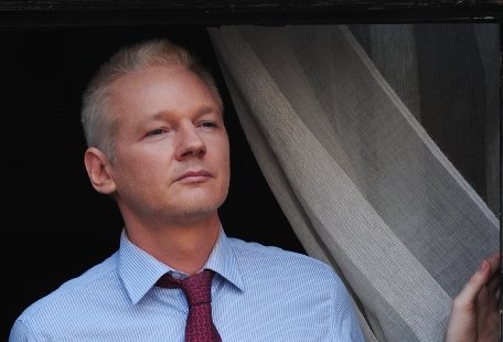 Julian Assange pare să fie în formă fizică bună, contrar declaraţiilor oficialilor din ambasada Ecuadorului, unde s-a refugiat