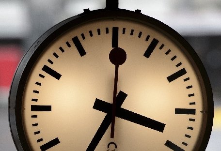 Nu uitaţi să daţi ceasul în urmă! România trece, în noaptea de sâmbătă spre duminică, la ora oficială de iarnă