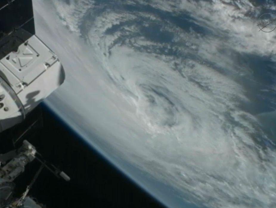 Stare de alertă în SUA. Imaginea realizată din spaţiu care arată cum se apropie URAGANUL Sandy de coastele americane 174873