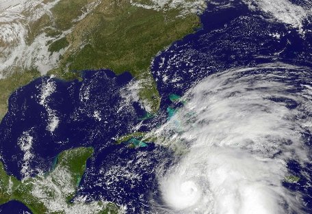 Uraganul Sandy a fost retrogradat la stadiul de furtună tropicală