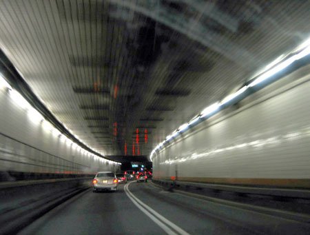 Două dintre cele trei tuneluri rutiere din Manhattan au fost închise, în aşteptarea uraganului Sandy. Creşterea apelor ar putea fi &quot;extraordinară&quot;