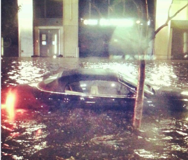 FOTOREPORTAJ din mijlocul dezastrului. Mii de poze postate pe Twitter de americani: &quot;New York-ul e sub apă&quot;