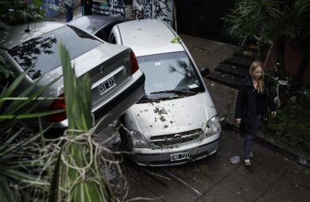 Ploile torenţiale au paralizat Buenos Aires şi suburbiile. O persoană a murit înecată în propria locuinţă