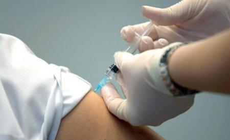 Românii care aleg să se protejeze de gripă cu ajutorul vaccinului sunt tot mai puţini