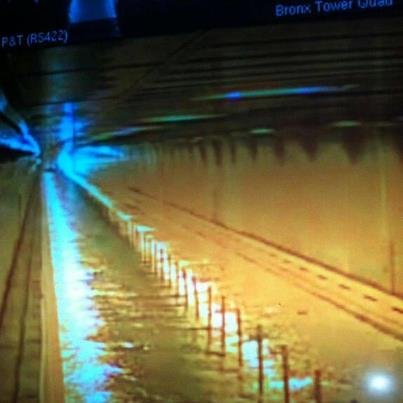 URAGANUL SANDY a generat haos în reţeaua de transport în comun din NY. 7 tuneluri de metrou, inundate