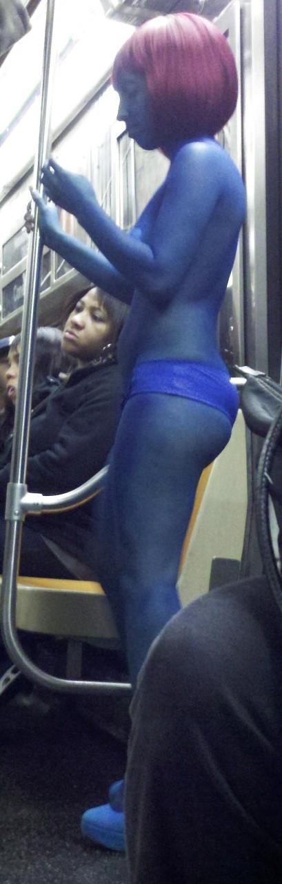 Fotografia surprinsă în METROU, care i-a "orbit" pe privitori. Fata asta n-a avut oglindă în casă 175524