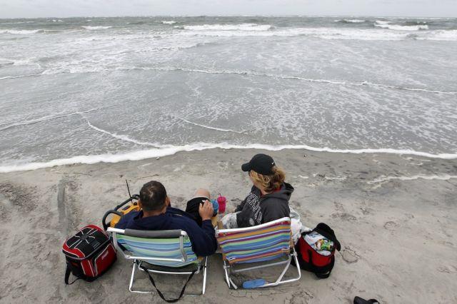 Uraganul Sandy le-a luat minţile. FOTOGRAFII cu americani care şi-au riscat viaţa pentru o clipă de distracţie 175527