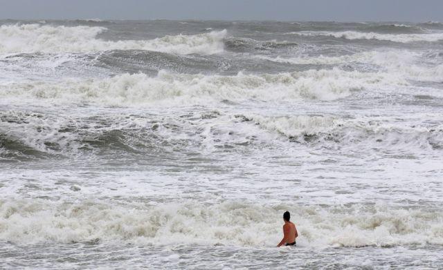 Uraganul Sandy le-a luat minţile. FOTOGRAFII cu americani care şi-au riscat viaţa pentru o clipă de distracţie 175528