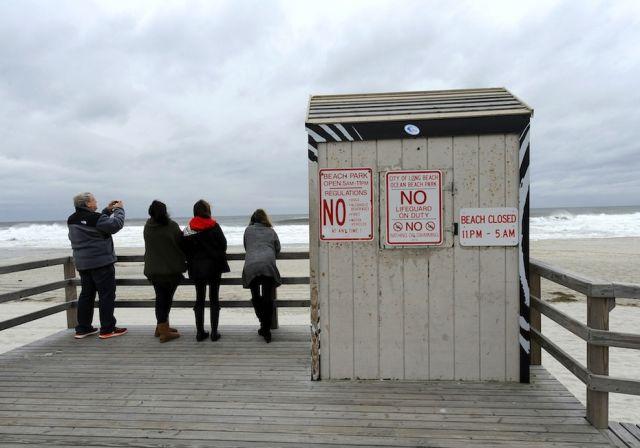 Uraganul Sandy le-a luat minţile. FOTOGRAFII cu americani care şi-au riscat viaţa pentru o clipă de distracţie 175530