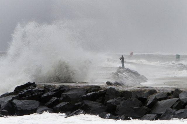 Uraganul Sandy le-a luat minţile. FOTOGRAFII cu americani care şi-au riscat viaţa pentru o clipă de distracţie 175531