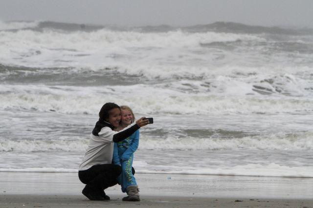 Uraganul Sandy le-a luat minţile. FOTOGRAFII cu americani care şi-au riscat viaţa pentru o clipă de distracţie 175533
