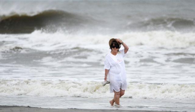 Uraganul Sandy le-a luat minţile. FOTOGRAFII cu americani care şi-au riscat viaţa pentru o clipă de distracţie 175538