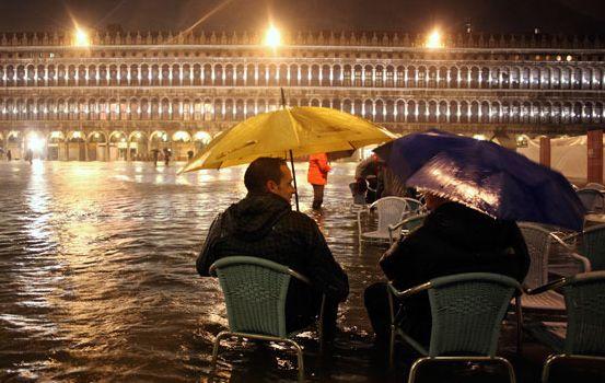 AQUA ALTA le dă mari bătăi de cap autorităţilor din Veneţia 175905