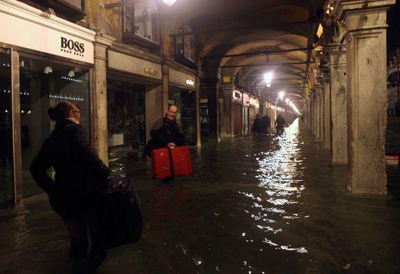 AQUA ALTA le dă mari bătăi de cap autorităţilor din Veneţia 175906