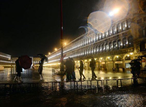 AQUA ALTA le dă mari bătăi de cap autorităţilor din Veneţia 175908