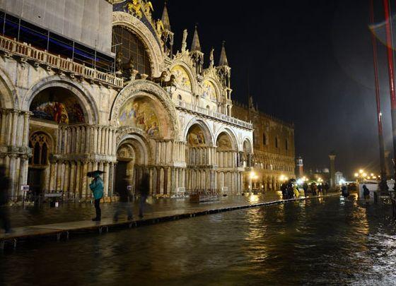 AQUA ALTA le dă mari bătăi de cap autorităţilor din Veneţia 175909