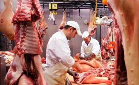 Până la Crăciun, carnea de porc s-ar putea scumpi cu 15%