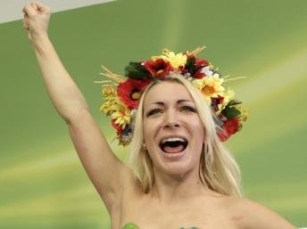 S-a dezbrăcat în direct la tv! Lidera FEMEN şi-a dat tricoul jos sub privirile uluite ale celor din platou