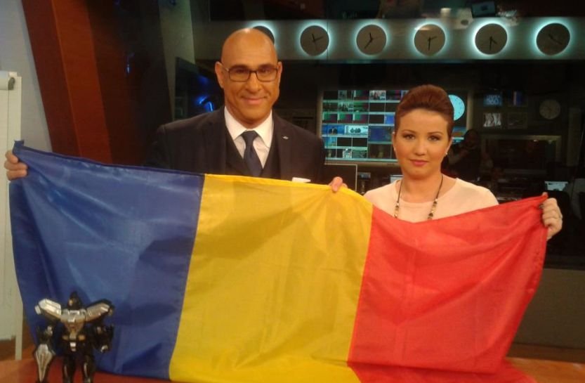 &quot;Să fii român e un lucru frumos!&quot; Niels Schnecker şi Sabina Iosub dau startul campaniei &quot;Pe tricolor e scris UNIRE&quot;