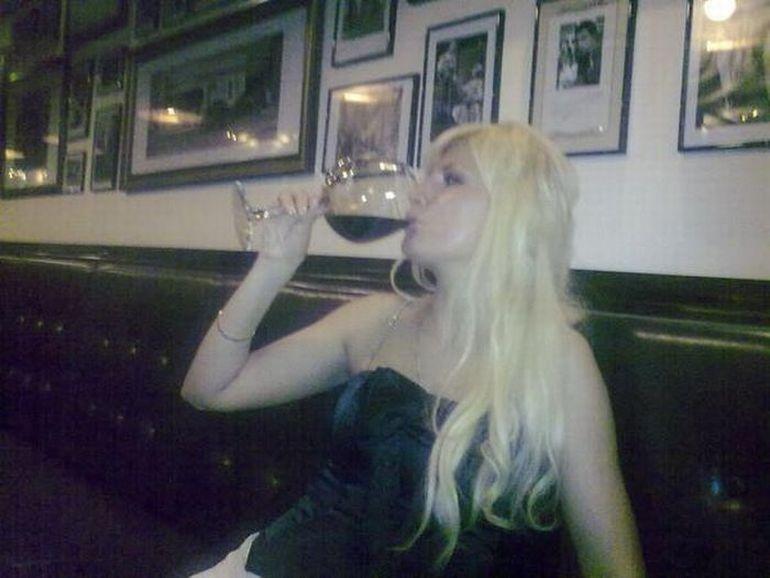 Cele mai INTIME imagini cu &quot;blonda preşedintelui&quot;. Femeia care i-a stat alături &quot;la bine şi la greu&quot; 176026