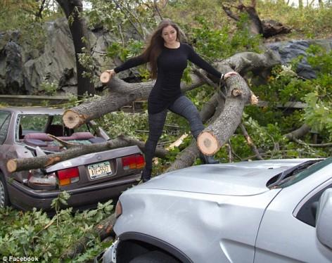 Iepuraşul Playboy care i-a revoltat pe americani. Vezi cum s-a pozat în timpul Uraganului Sandy 176047