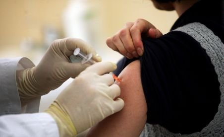 Isteria provocată de vaccinarea elevelor contra HPV revine. MS vrea să reia imunizarea