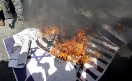  &quot;Moarte Americii. Moarte Israelului”. Iranienii au incendiat steaguri americane şi israeliene pentru a marca 33 de ani de la luarea de ostatici 
