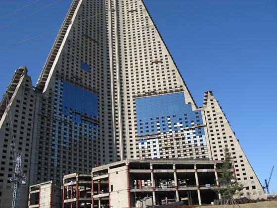 Clădirea care a devenit emblema COMUNISMULUI din această ţară. "Este de-a dreptul hidoasă" 176414