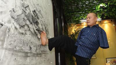 Tablourile sale se vând în întreaga lume, dar puţini ştiu ce sacrificiu stă în spatele lor. Omul pentru care arta înseamnă viaţă 176373