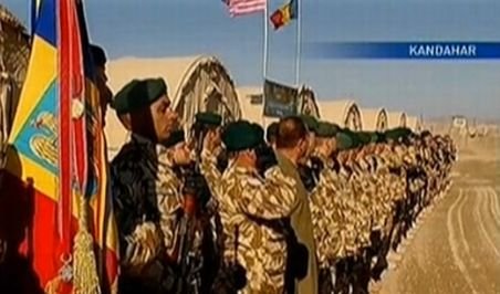 Steagul României se înalţă semeţ în Afganistan. România este a doua naţiune ca număr de militari în Kandahar