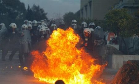 Confruntări violente la Atena. Peste 70.000 de oameni protestează în faţa Parlamentului