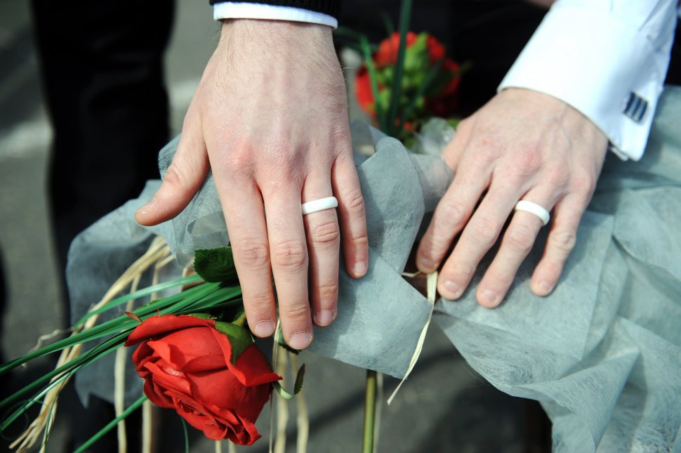 Guvernul francez a adoptat proiectul de lege privind căsătoriile între persoane de acelaşi sex