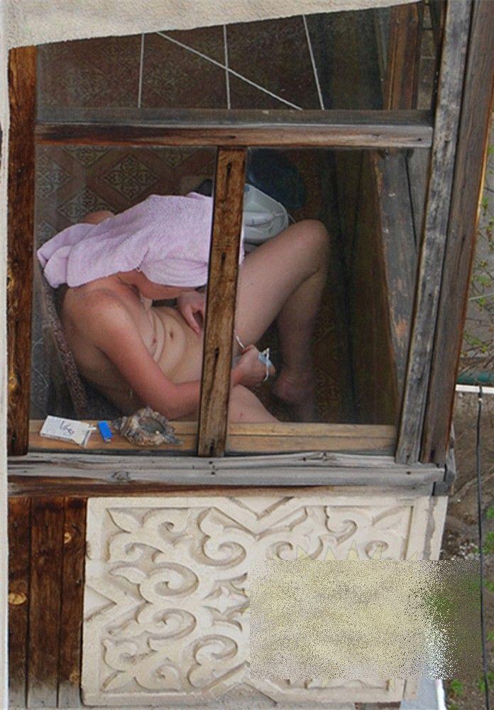 Toţi vecinii se strânseseră la geamuri să o vadă. Tânăra nu îşi dăduse seama ce face. Voia doar să arate bine la întâlnire 176700