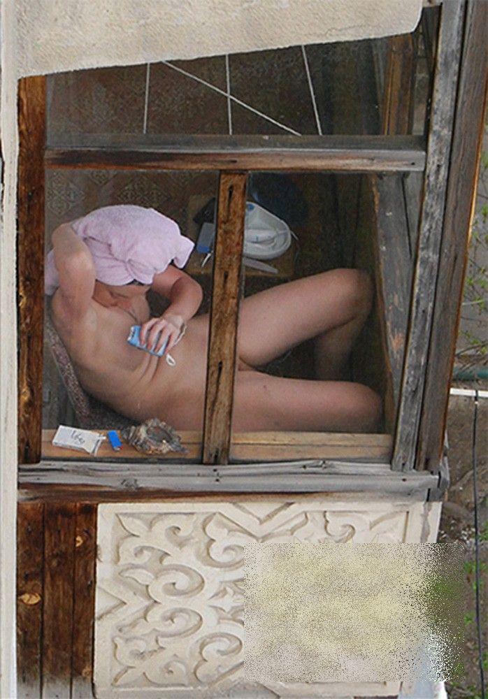 Toţi vecinii se strânseseră la geamuri să o vadă. Tânăra nu îşi dăduse seama ce face. Voia doar să arate bine la întâlnire 176701