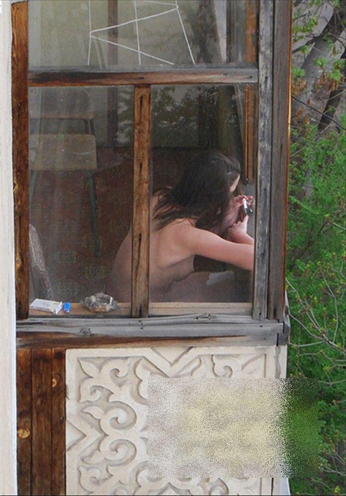 Toţi vecinii se strânseseră la geamuri să o vadă. Tânăra nu îşi dăduse seama ce face. Voia doar să arate bine la întâlnire 176702