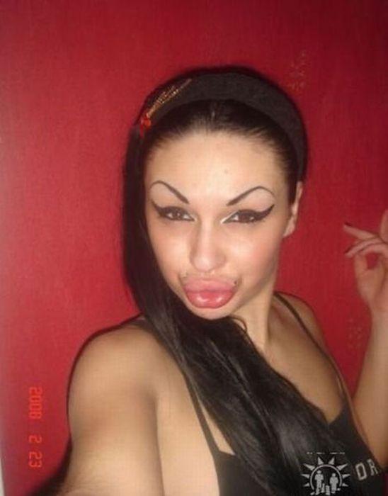 Arată de parcă i-ar fi trecut trenul peste faţă. Când chirurgia estetică i-a transformat în monştri, din oameni normali 176928