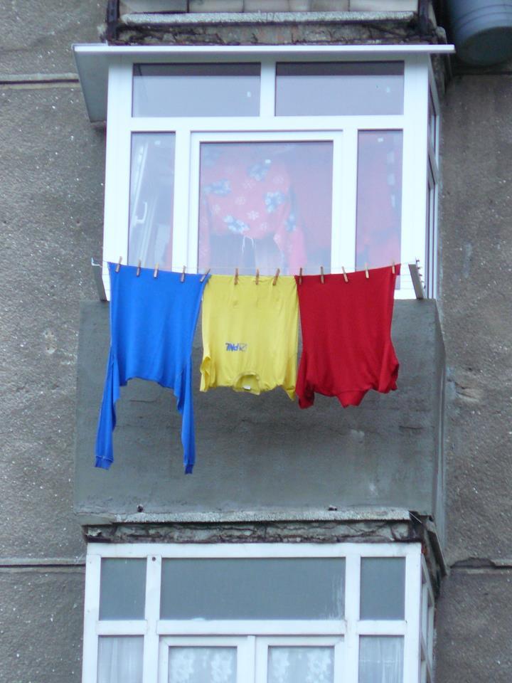 "Fii tare ca o stâncă şi nu uita că eşti româncă". Mii de mesaje impresionante au fost postate pe pagina de Facebook "Drapelul României" 176991