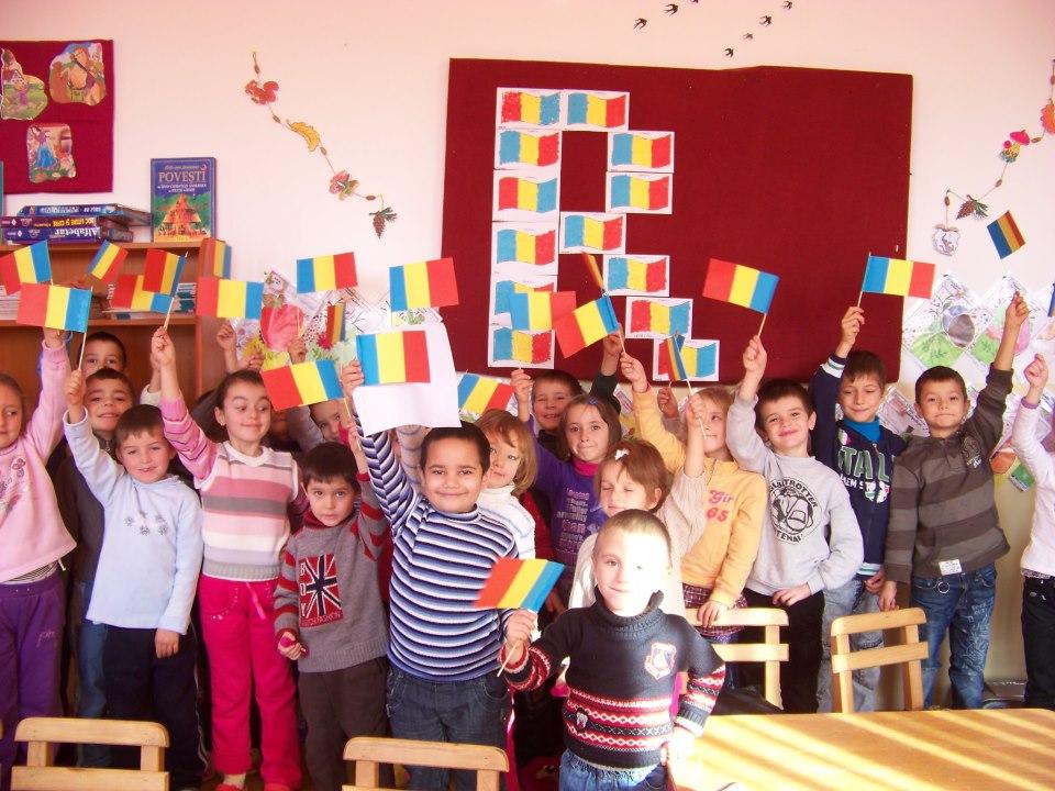 "Fii tare ca o stâncă şi nu uita că eşti româncă". Mii de mesaje impresionante au fost postate pe pagina de Facebook "Drapelul României" 176996