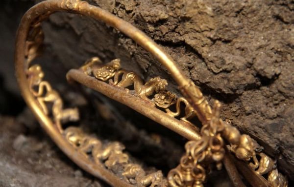 Arheologii bulgari au descoperit o comoară într-un vechi mormânt tracic