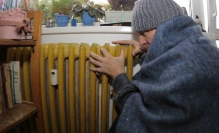 Fără bani şi fără căldură: Zeci de arădeni stau în frig, reclamând că au fost înşelaţi de un bărbat ce le monta centrale