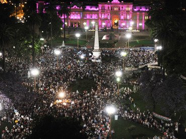 Manifestaţii de amploare în Argentina. Oamenii se tem de dictatură şi de prăbuşirea economiei