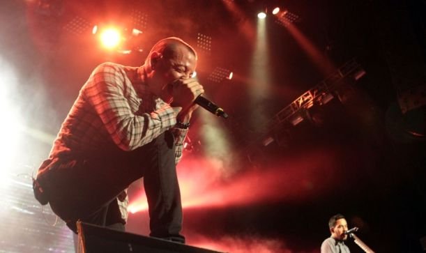 O româncă a murit în timpul unui concert Linkin Park, după ce a fost zdrobită de un panou publicitar 
