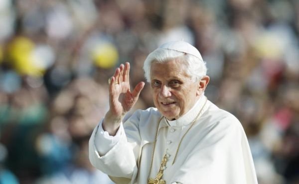 Papa Benedict al XVI-lea îşi face cont de Twitter