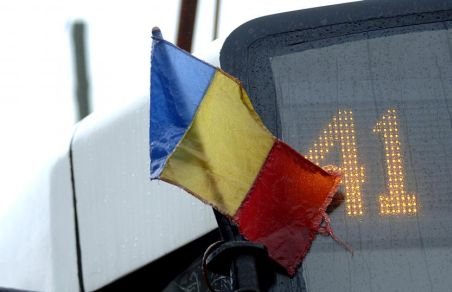 Drapelul României, arborat cu mândrie pe autobuze, tramvaie şi trolee de Ziua Naţională