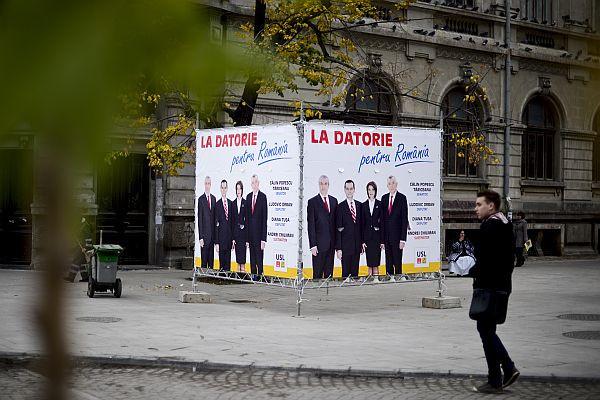 "În afişe să ne războim". Cum arată bătălia panourilor electorale. FOTOREPORTAJ din mijlocul campaniei electorale 177481